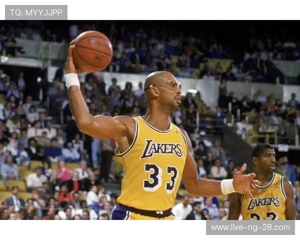 传奇巨星卡里姆阿布杜尔贾巴尔的篮球生涯与文化影响力解析