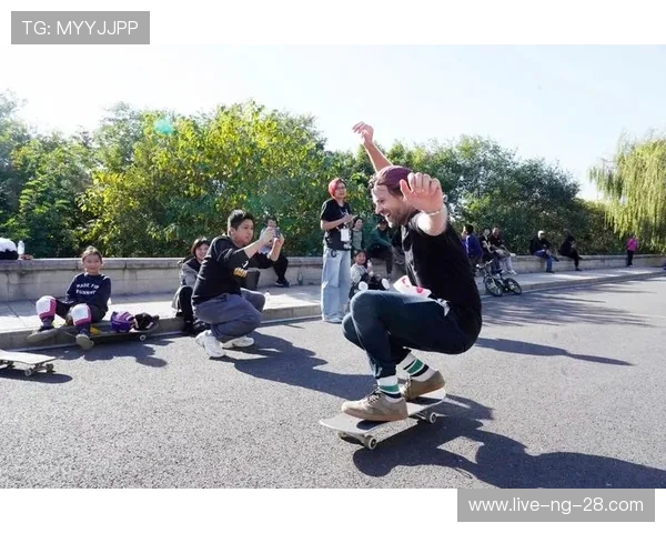 深圳城市马拉松点评：滑板队默契配合展现团队精神与竞技魅力
