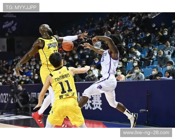 吉林九台农商行与四川金强展开激烈对决 双方争夺篮球赛季重要胜利